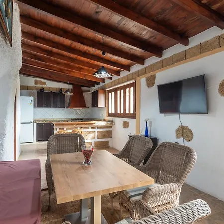 Placentera Cueva Con Piscina Privada Holiday home